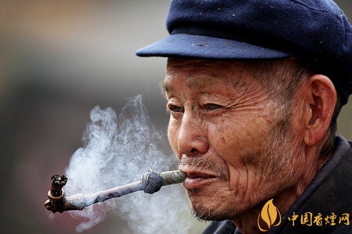 旱烟和烟卷哪个危害大，旱烟袋很有讲究