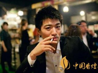 在日本可以在室内吸烟 但是不能在道路上吸烟！