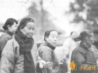 震惊！据史料记载中国女子从明清便开始抽烟！